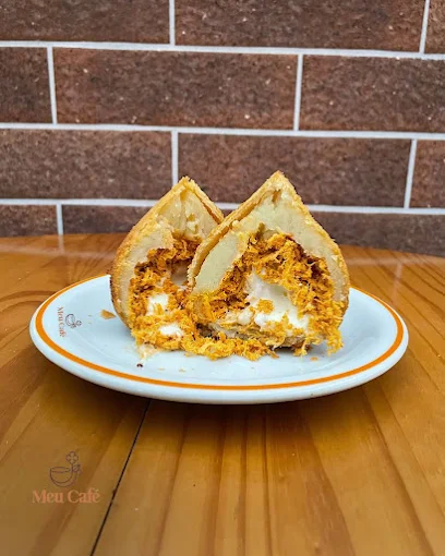 Coxinha cremosa cortada ao meio